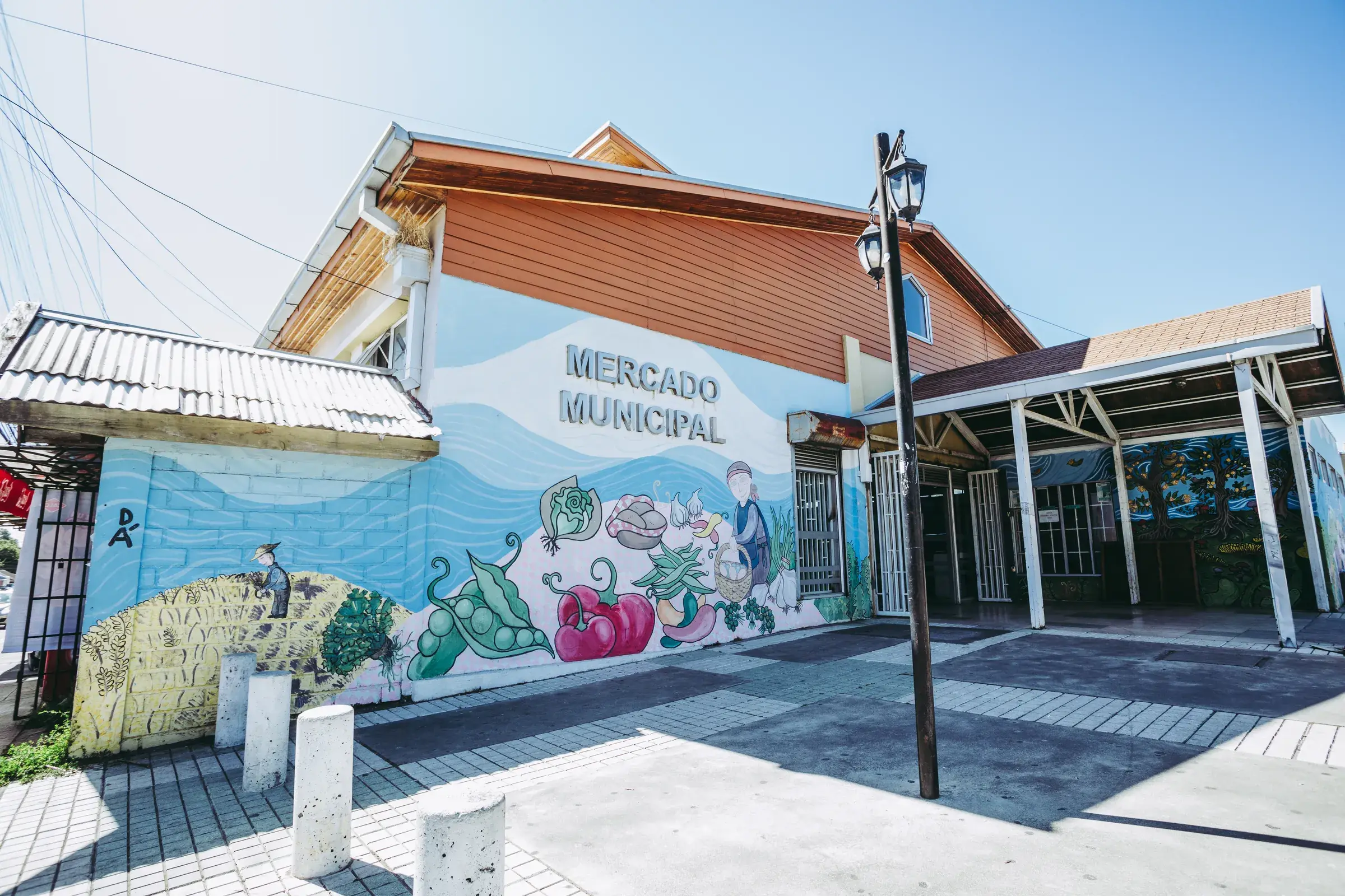 Fachada del Mercado Municipal de Nacimiento, con un mural de hortalizas